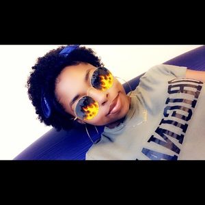 Meet your Posher, Teania